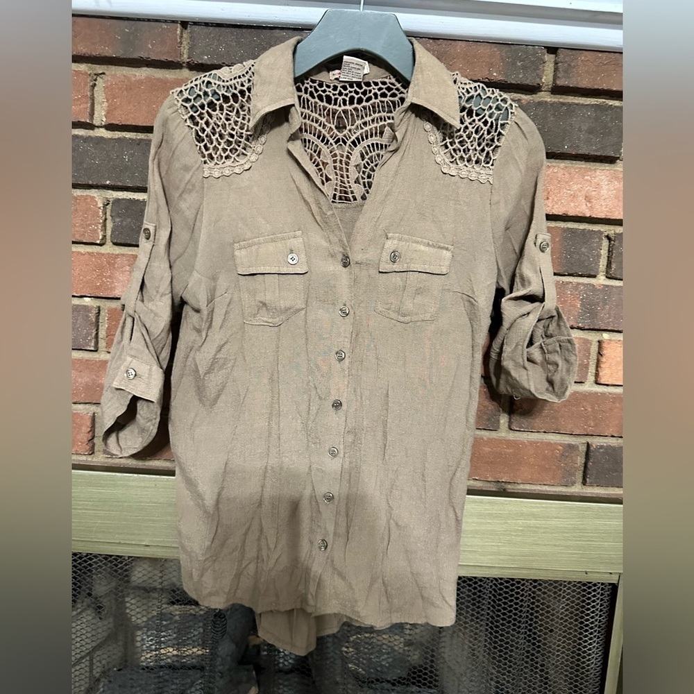 🛍️ cute lace top button down shirt with 3/4 roll up sleeve.